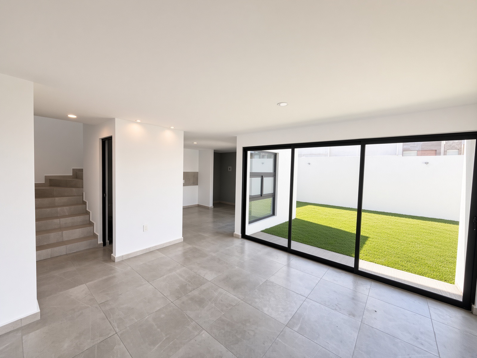 Vista del comedor hacia la cocina y las escaleras